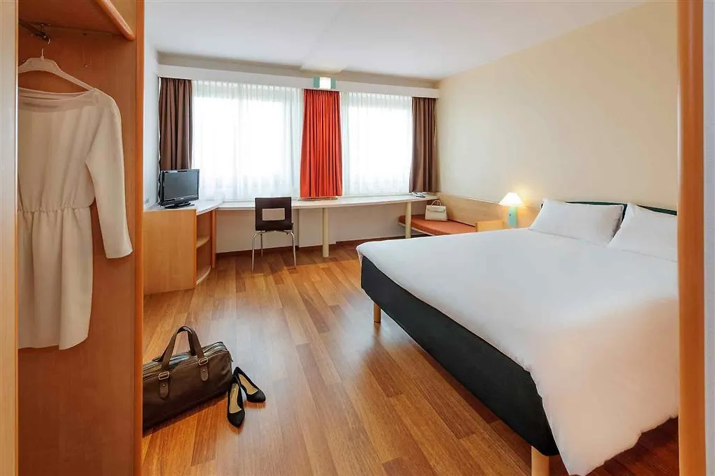 Ibis Berlin Messe Otel 2*,